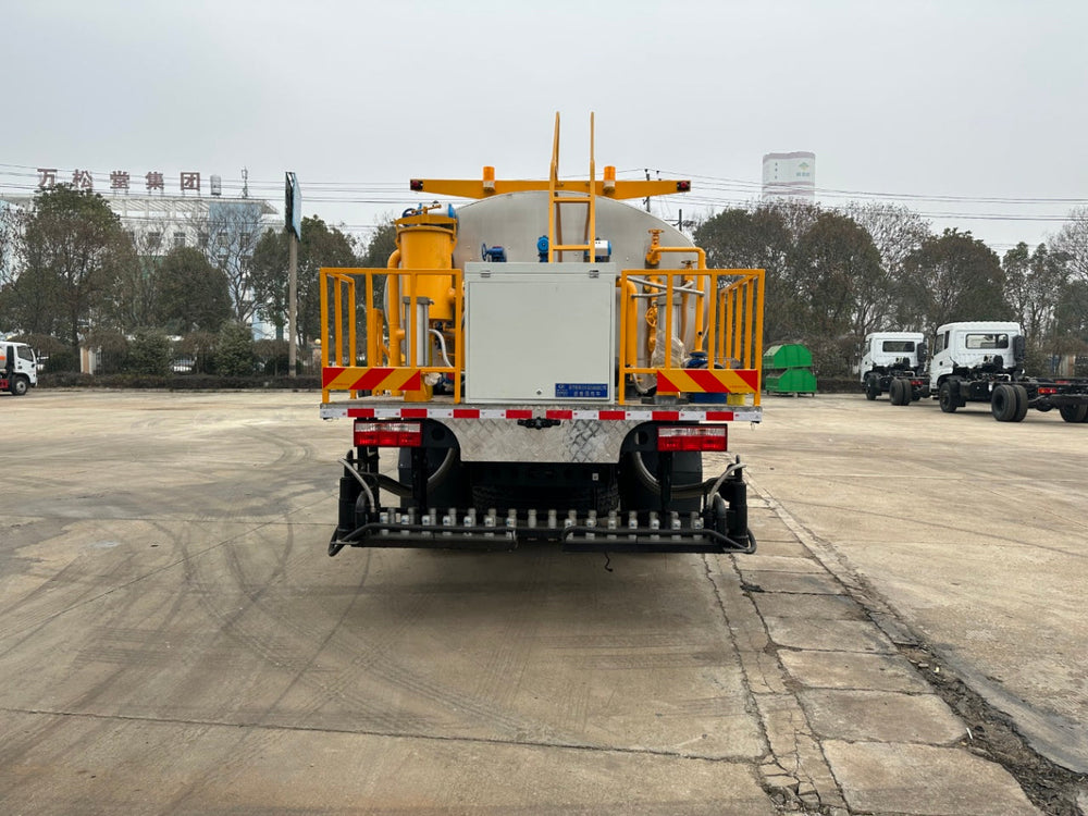 شاحنة رش الأسفلت DongFeng 9.5m³ 195HP