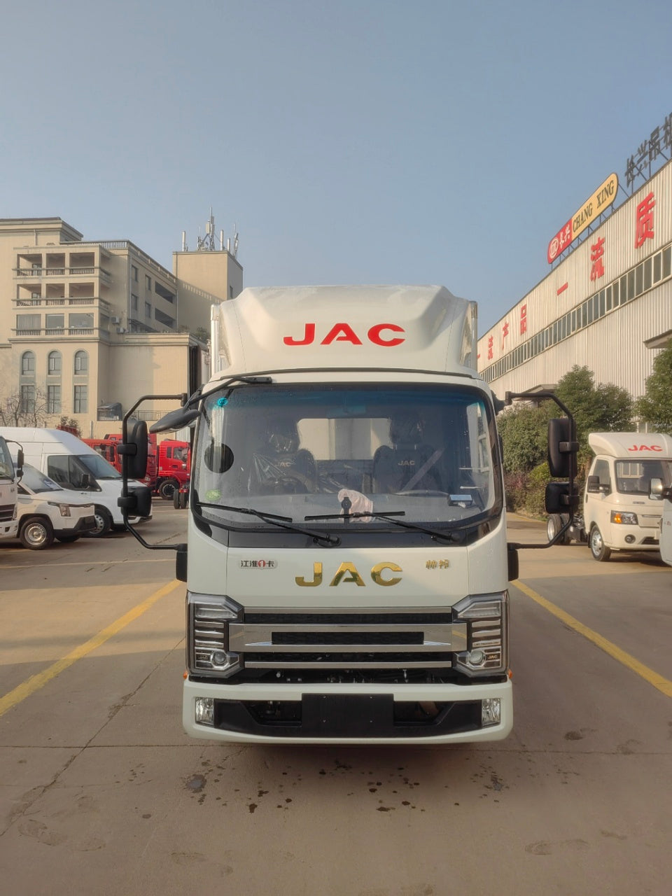 شاحنة تبريد JAC بطول 3.7 متر