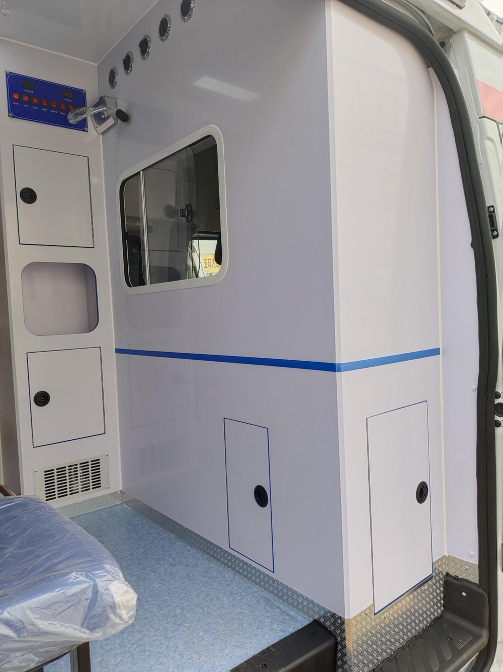 Карета скорой помощи JMC Shunda со средней колесной базой, средней высотой крыши, дизельным двигателем и монитором пациента