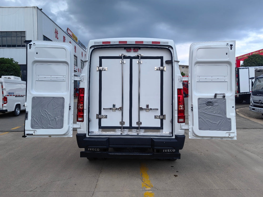 IVECO سيارة فان مبردة ذات قاعدة قصيرة وسقف عالٍ (موديل جديد)