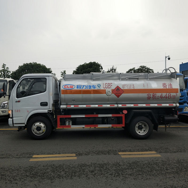 شاحنة صهريج زيت Dongfeng 4*2 سعة 4400 لتر