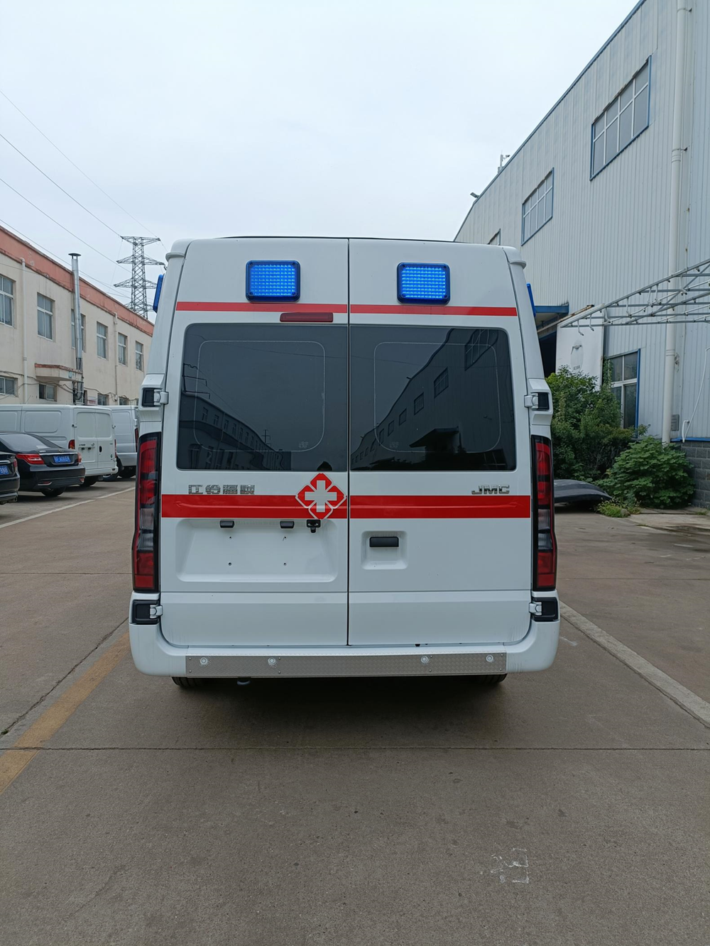 Карета скорой помощи JMC Shunda со средней колесной базой, средней высотой крыши, дизельным двигателем и монитором пациента