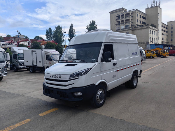 IVECO سيارة فان مبردة ذات قاعدة قصيرة وسقف عالٍ (موديل جديد)