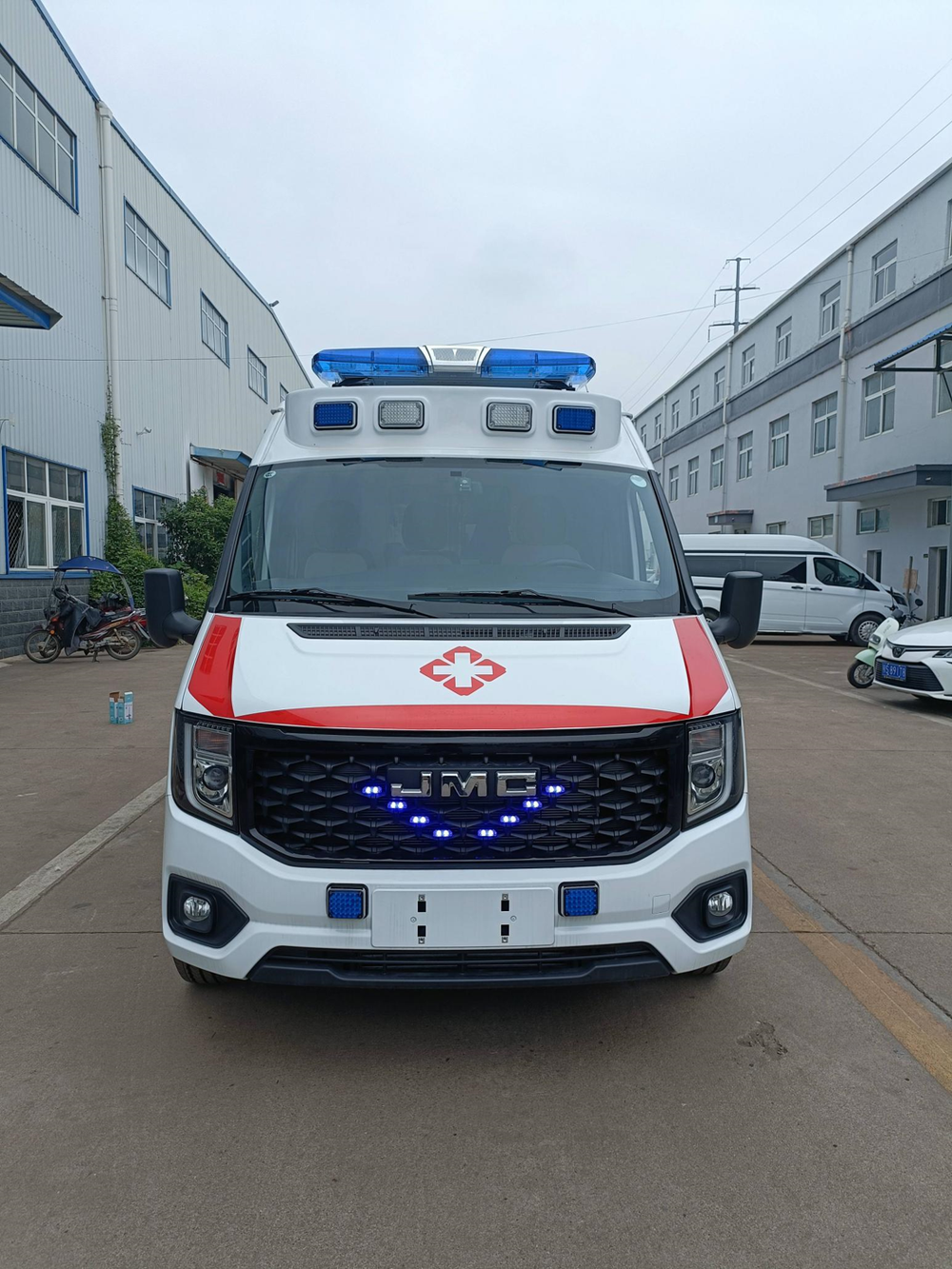 Карета скорой помощи JMC Shunda со средней колесной базой, средней высотой крыши, дизельным двигателем и монитором пациента