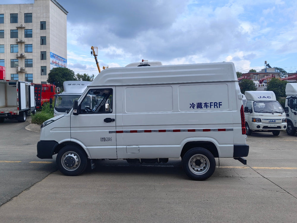 IVECO سيارة فان مبردة ذات قاعدة قصيرة وسقف عالٍ (موديل جديد)