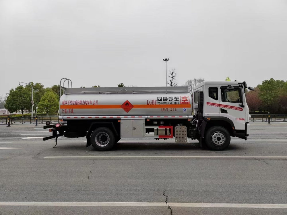 شاحنة خزان الزيت DongFeng سعة 15 متر مكعب وقوة 245 حصان