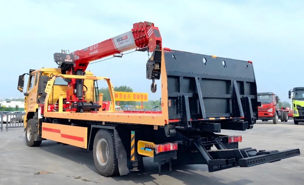 HOWO4*2 8T Wrecker truck with Crane